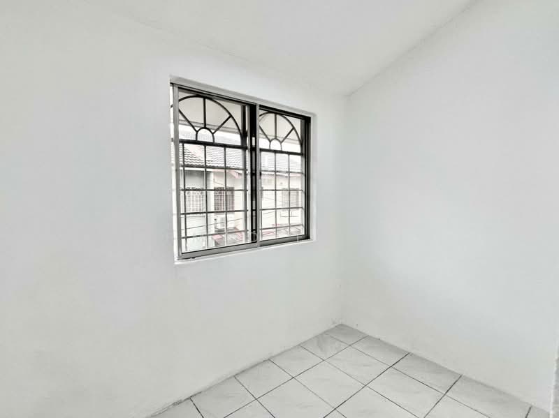 2-storey Terraced House for Sale in Pusat Bandar Putra Permai (Seri Kembangan) - Ahmad Farhi - PropertyGuru.com.my