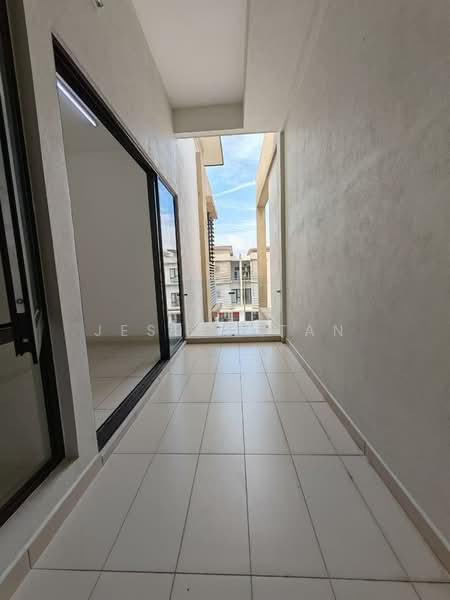 Rumah Bandar untuk Dijual di 16 Sierra (Puchong) - Jeslyn Tan - Balcony - PropertyGuru.com.my