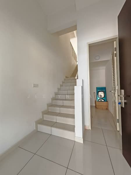 Rumah Bandar untuk Dijual di 16 Sierra (Puchong) - Jeslyn Tan - Entrance - PropertyGuru.com.my