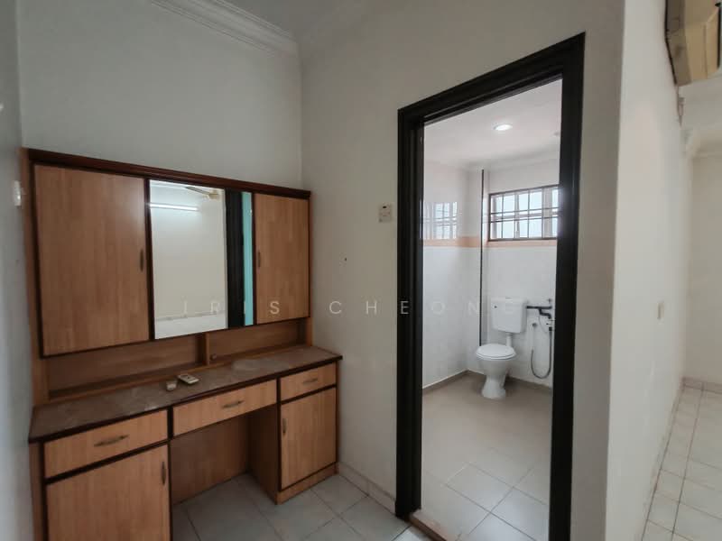 2-storey Terraced House for Rent in Taman Lapangan Melodi (Ipoh) - Iris Cheong - Master room with attached Bathroom - PropertyGuru.com.my