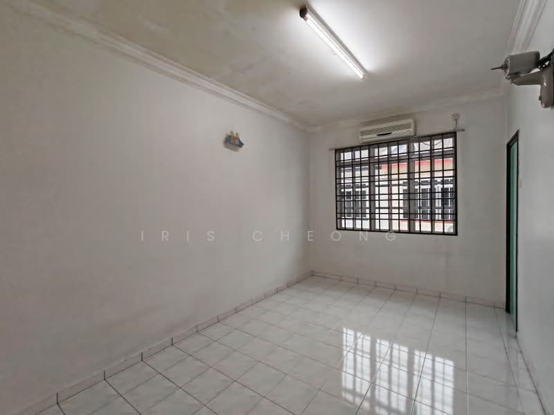 2-storey Terraced House for Rent in Taman Lapangan Melodi (Ipoh) - Iris Cheong - Room 2 on first floor - PropertyGuru.com.my