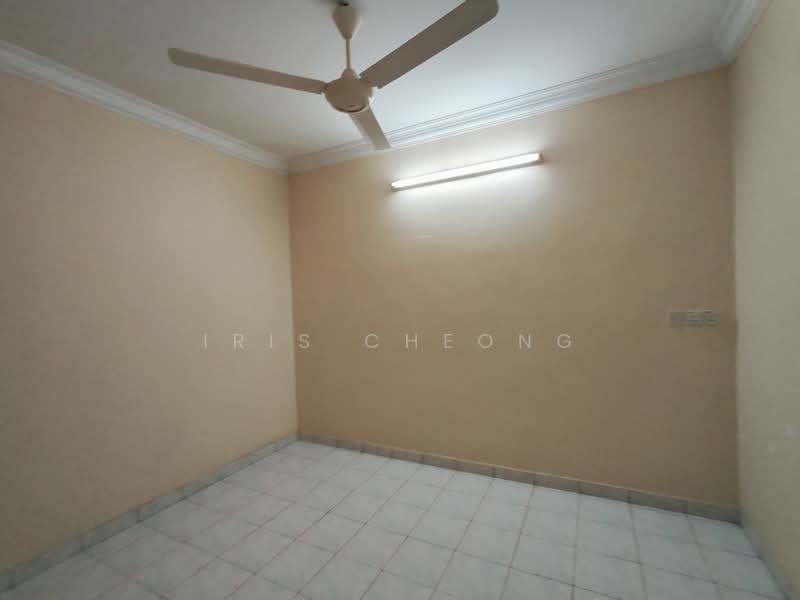 2-storey Terraced House for Rent in Taman Lapangan Melodi (Ipoh) - Iris Cheong - Room 3 on first floor - PropertyGuru.com.my