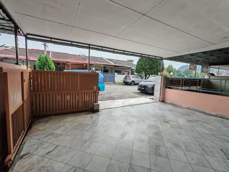 2-storey Terraced House for Rent in Taman Lapangan Melodi (Ipoh) - Iris Cheong - Spacious tiled carporch with auto gate - PropertyGuru.com.my