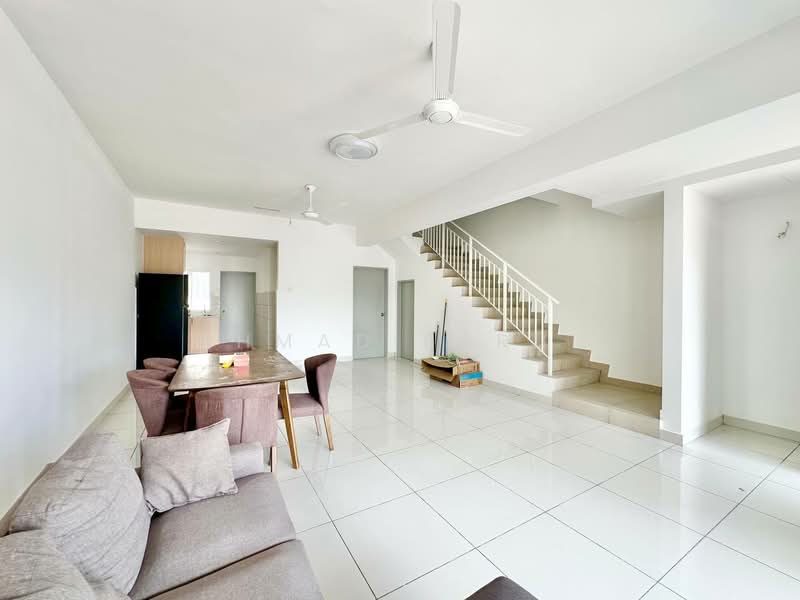 Rumah Teres untuk Dijual di Bukit Rahman Putra (Sungai Buloh) - Ahmad Farhi - Living Room - PropertyGuru.com.my