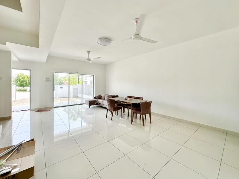 Rumah Teres untuk Dijual di Bukit Rahman Putra (Sungai Buloh) - Ahmad Farhi - Living Room - PropertyGuru.com.my