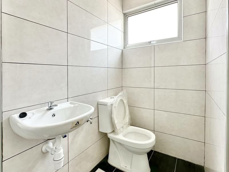Rumah Teres untuk Dijual di Bukit Rahman Putra (Sungai Buloh) - Ahmad Farhi - Bathroom - PropertyGuru.com.my