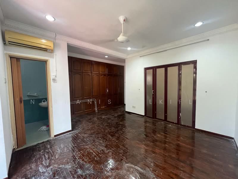 2-storey Terraced House for Sale in Kota Damansara (Selangor) - Norhanis Zulkifli - Master bedroom - PropertyGuru.com.my