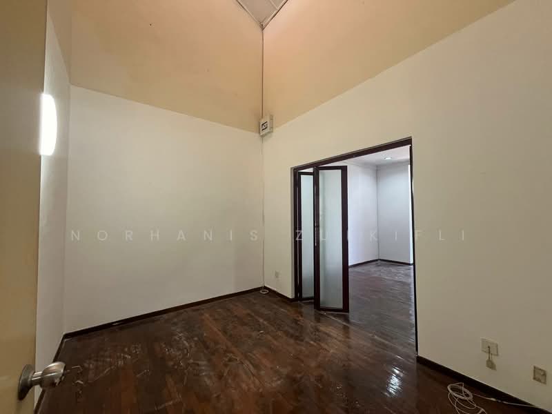 2-storey Terraced House for Sale in Kota Damansara (Selangor) - Norhanis Zulkifli - extra bedroom link with master bedroom - PropertyGuru.com.my