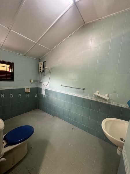 2-storey Terraced House for Sale in Kota Damansara (Selangor) - Norhanis Zulkifli - Bathroom for master bedroom - PropertyGuru.com.my