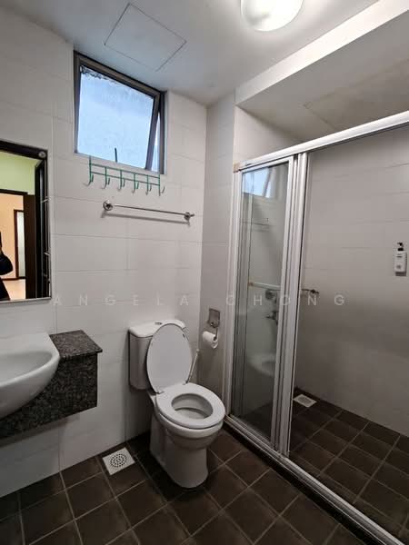 Pangsapuri untuk Disewa di Molek Pine 2 - Angela Chong - Bathroom - PropertyGuru.com.my
