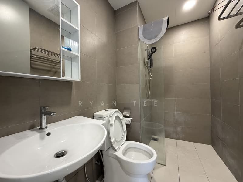 Kediaman Servis untuk Dijual di The Era @ Duta North - Ryan Tee - Bathroom - PropertyGuru.com.my