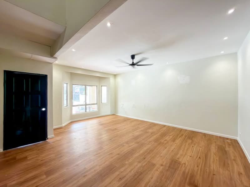 Rumah Teres 2-Tingkat untuk Dijual di Saujana Utama 1 (Ijok) - Izzat Zamros - Living Room - PropertyGuru.com.my