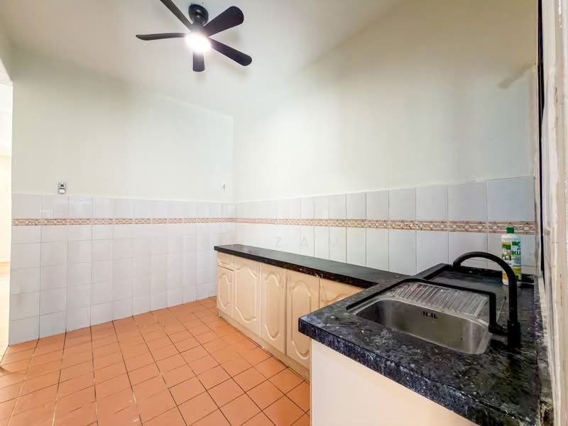 Rumah Teres 2-Tingkat untuk Dijual di Saujana Utama 1 (Ijok) - Izzat Zamros - Kitchen - PropertyGuru.com.my