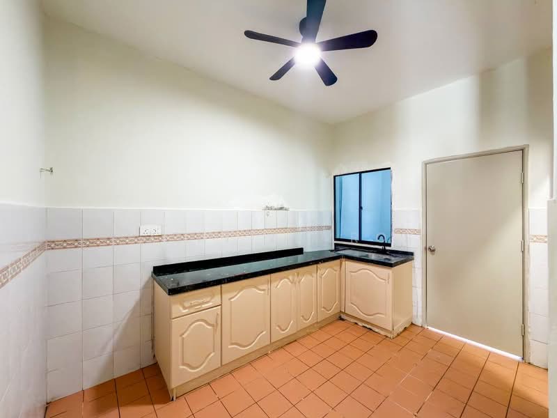Rumah Teres 2-Tingkat untuk Dijual di Saujana Utama 1 (Ijok) - Izzat Zamros - Kitchen - PropertyGuru.com.my