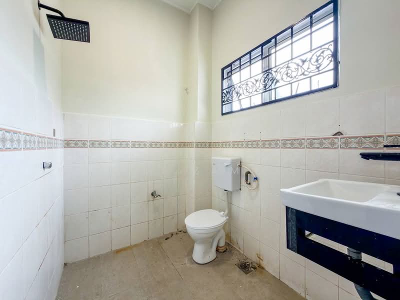 Rumah Teres 2-Tingkat untuk Dijual di Saujana Utama 1 (Ijok) - Izzat Zamros - Bathroom - PropertyGuru.com.my