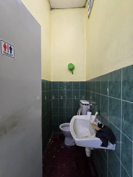 Gudang untuk Dijual di Shah Alam (Selangor) - Alex Lee - Bathroom - PropertyGuru.com.my