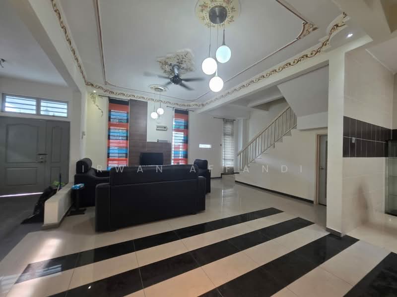 Rumah Kluster untuk Dijual di Bandar Saujana Putra (Tanjong Duabelas) - Irwan Affandi - Living Room - PropertyGuru.com.my
