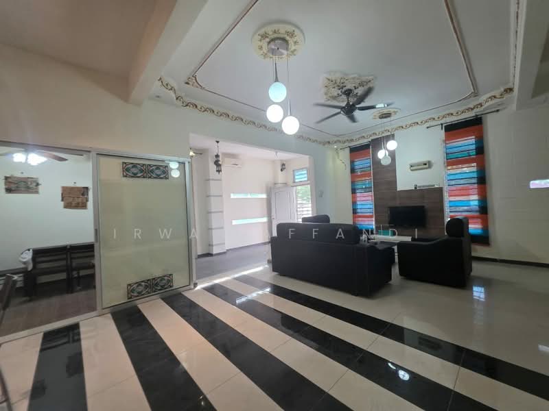 Rumah Kluster untuk Dijual di Bandar Saujana Putra (Tanjong Duabelas) - Irwan Affandi - Living Room - PropertyGuru.com.my