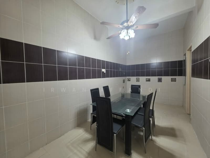 Rumah Kluster untuk Dijual di Bandar Saujana Putra (Tanjong Duabelas) - Irwan Affandi - Dining Room - PropertyGuru.com.my