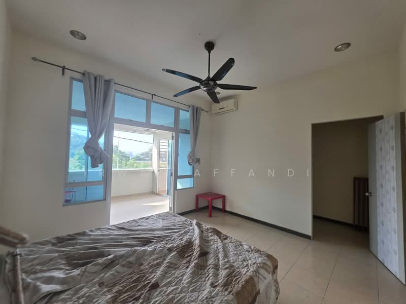 Rumah Kluster untuk Dijual di Bandar Saujana Putra (Tanjong Duabelas) - Irwan Affandi - Bedroom - PropertyGuru.com.my