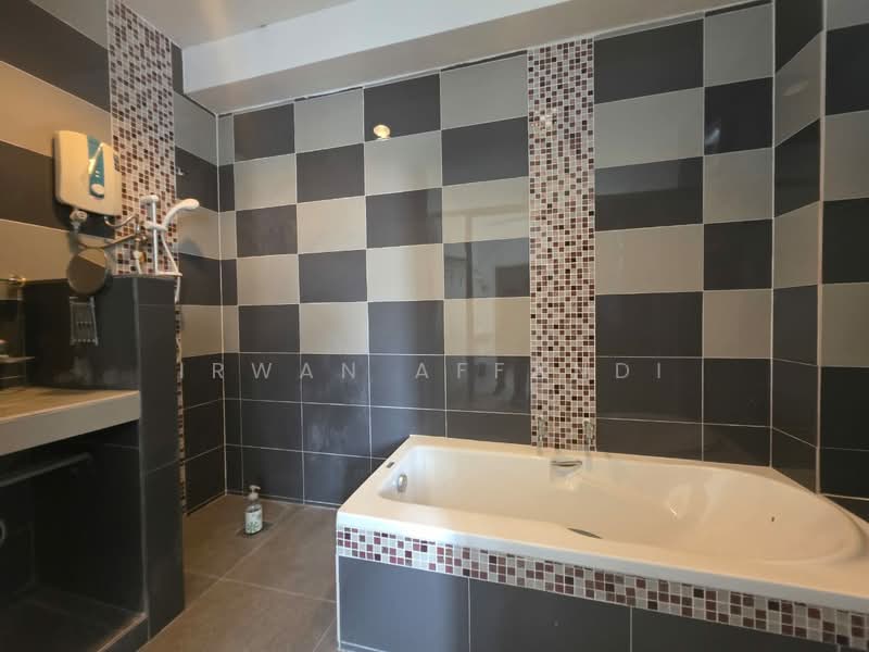 Rumah Kluster untuk Dijual di Bandar Saujana Putra (Tanjong Duabelas) - Irwan Affandi - Bathroom - PropertyGuru.com.my