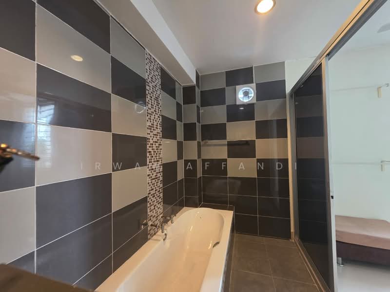 Rumah Kluster untuk Dijual di Bandar Saujana Putra (Tanjong Duabelas) - Irwan Affandi - Bathroom - PropertyGuru.com.my