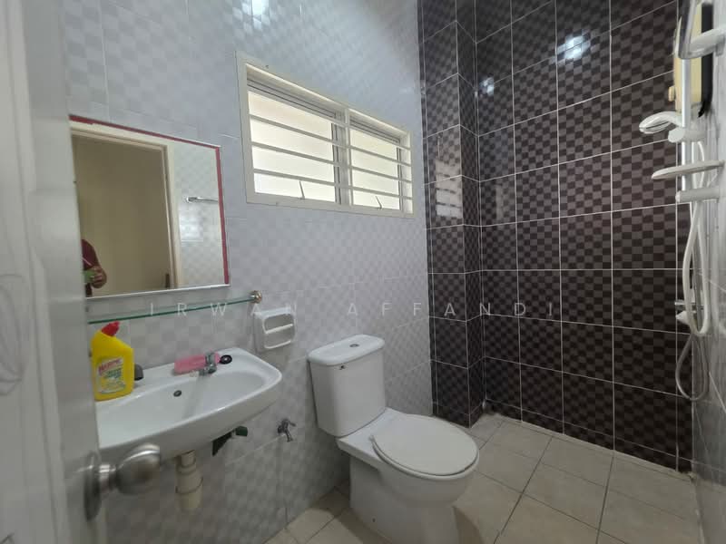 Rumah Kluster untuk Dijual di Bandar Saujana Putra (Tanjong Duabelas) - Irwan Affandi - Bathroom - PropertyGuru.com.my