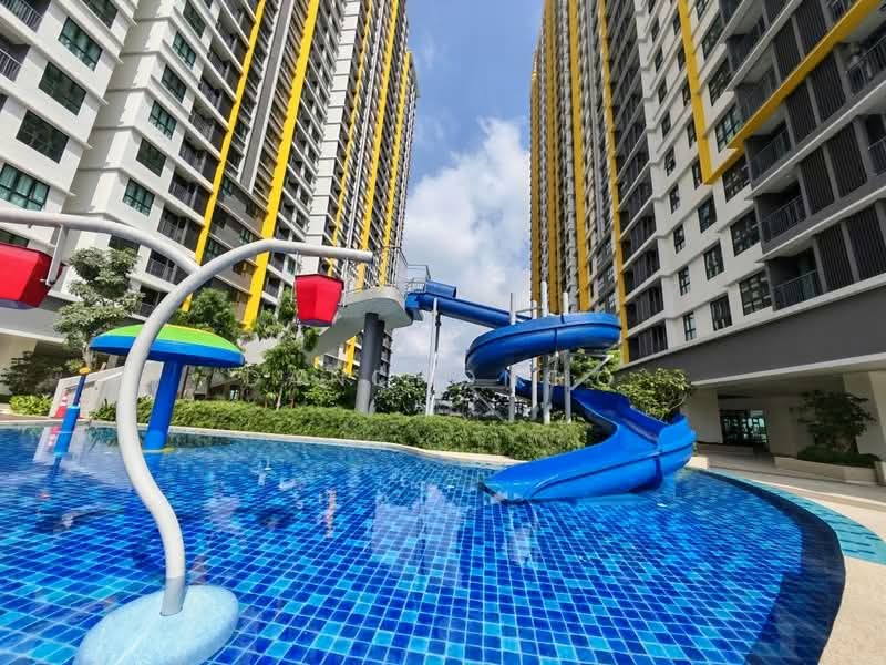 Kediaman Servis untuk Dijual di Parkland Residence - A Chong - Pool - PropertyGuru.com.my