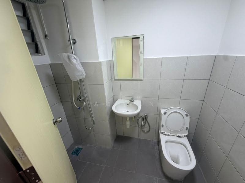 Pangsapuri untuk Dijual di Bayu Puteri - Yao Tan - Bathroom - PropertyGuru.com.my