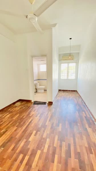 Townhouse for Sale in Taman Sungai Besi Indah (Seri Kembangan) - Erin Yusof - Bathroom - PropertyGuru.com.my