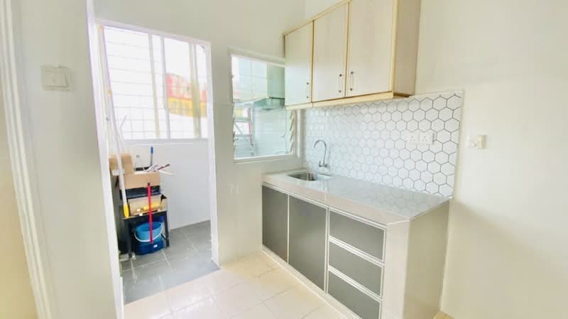 Townhouse for Sale in Taman Sungai Besi Indah (Seri Kembangan) - Erin Yusof - Kitchen - PropertyGuru.com.my