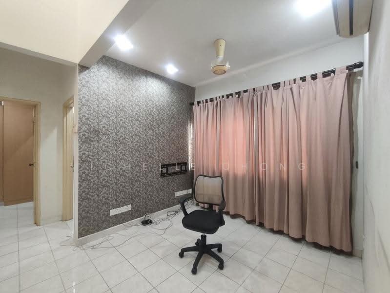 Rumah Teres 2-Tingkat untuk Dijual di Taman Bukit Subang (Shah Alam) - Michelle Chong - Upstairs living Hall - PropertyGuru.com.my