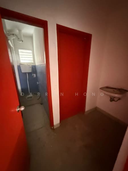 Shop / Office for Rent in Taman Johor Jaya (Johor Bahru) - Darren Hong - Bathroom - PropertyGuru.com.my