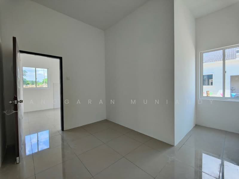 Rumah Berkembar untuk Dijual di Rumah Berkembar Setingkat Type B Di Simpang (Simpang) - Sanggaran Muniandy - Interior - PropertyGuru.com.my