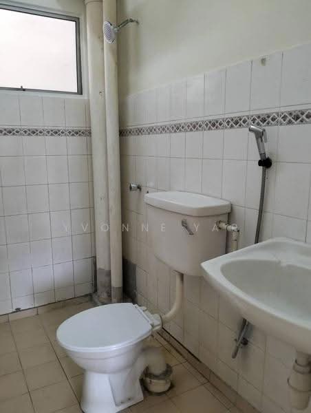 Pangsapuri untuk Dijual di Kenanga Apartments - Yvonne Yap - Bathroom - PropertyGuru.com.my