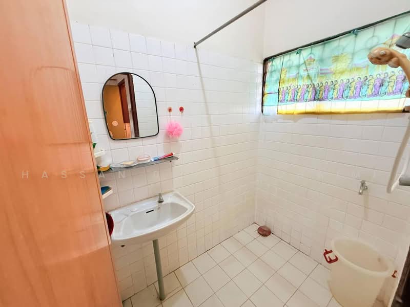 Rumah Teres untuk Dijual di Seremban (Negeri Sembilan) - Hassan Basri Suhaimi - Bathroom - PropertyGuru.com.my
