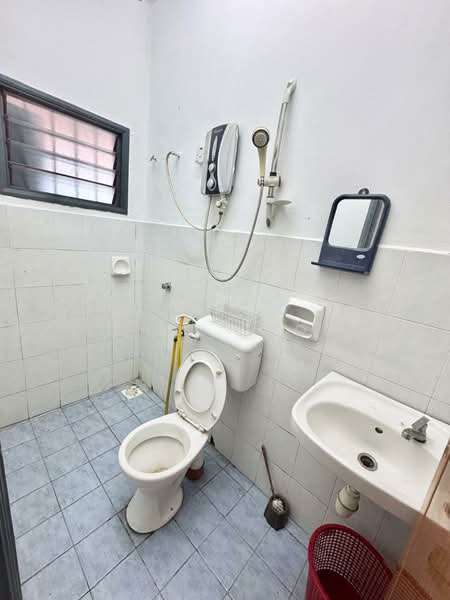 Rumah Teres 2-Tingkat untuk Dijual di Taman Pinggiran Putra (Seri Kembangan) - Eldon Chong - Bathroom - PropertyGuru.com.my