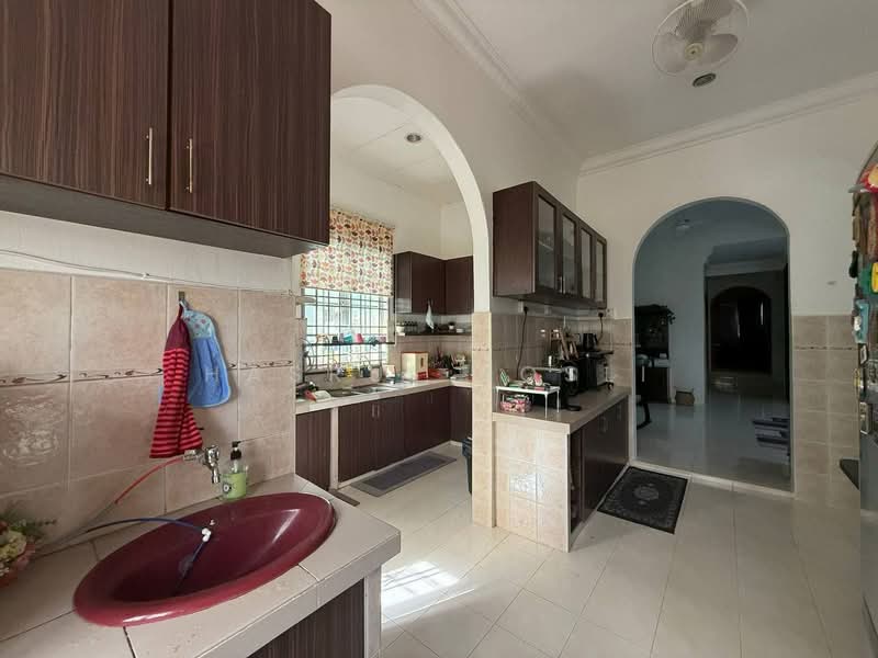 Bungalow House for Sale in Taman Tunku Sarina (Bandar Darulaman) - Hasrul Rosli - Kitchen - PropertyGuru.com.my
