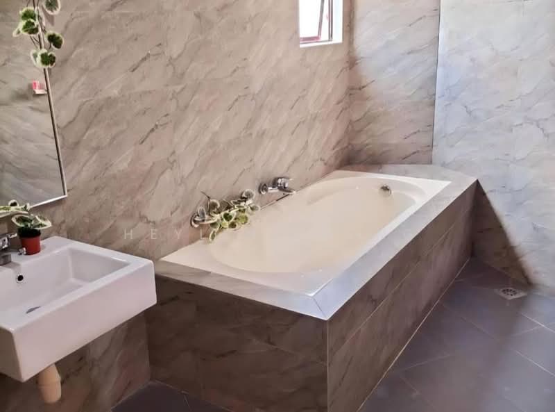 Hotel / Resort for Sale in Kuala Lumpur (Kuala Lumpur) - Heylen Kwang - Bathroom - PropertyGuru.com.my