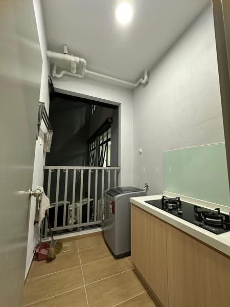 Kediaman Servis untuk Disewa di B11 Parkland Residence - Serena Lee - Balcony - PropertyGuru.com.my