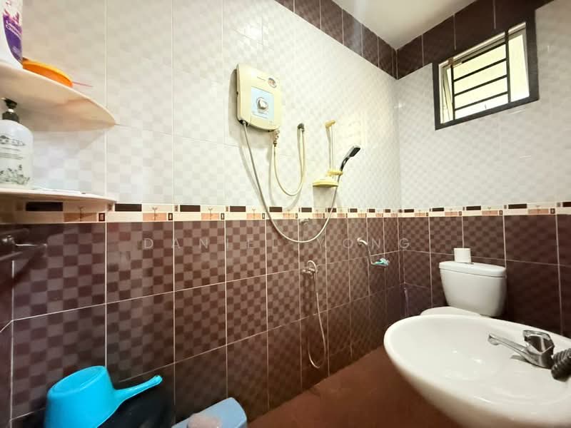 Rumah Teres 2-Tingkat untuk Dijual di Ehsan Jaya (Johor Bahru) - Daniel Yong - Bathroom - PropertyGuru.com.my