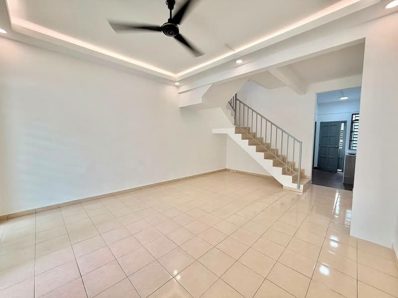 Rumah Teres 2-Tingkat untuk Dijual di Taman Sri Kluang (Kluang) - Muhamad Asrul - Living Room - PropertyGuru.com.my