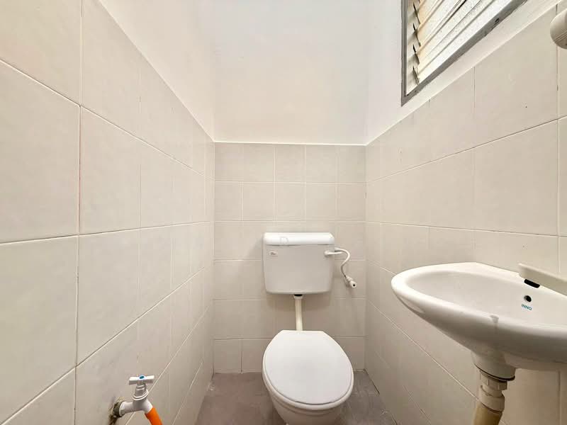 Rumah Teres 2-Tingkat untuk Dijual di Taman Sri Kluang (Kluang) - Muhamad Asrul - Bathroom - PropertyGuru.com.my
