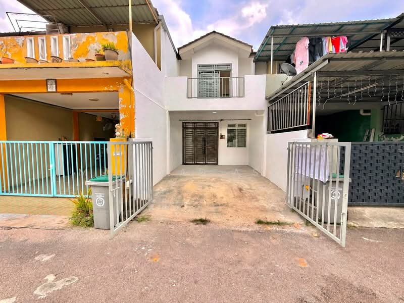Rumah Teres 2-Tingkat untuk Dijual di Taman Sri Kluang (Kluang) - Muhamad Asrul - Exterior - PropertyGuru.com.my