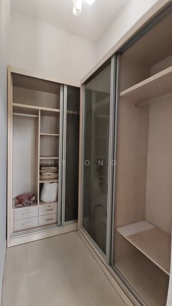 Rumah Teres 2-Tingkat untuk Disewa di Shah Alam (Selangor) - HS Ong - Wardrobe area in Master Bedroom - PropertyGuru.com.my