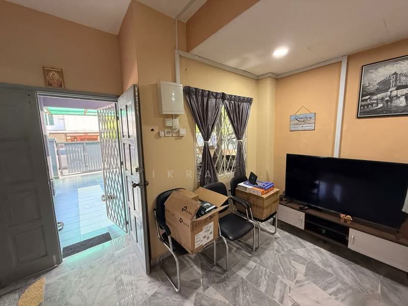 Terraced House for Rent in Bandar Country Homes (Rawang) - Vikram . - Living Room - PropertyGuru.com.my