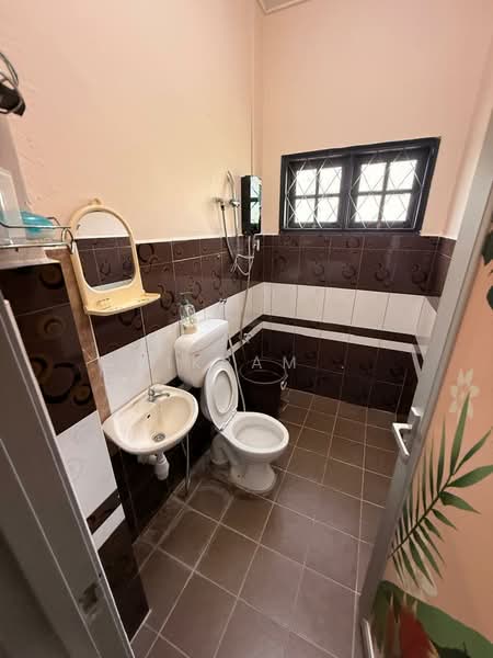 Terraced House for Rent in Bandar Country Homes (Rawang) - Vikram . - Bathroom - PropertyGuru.com.my