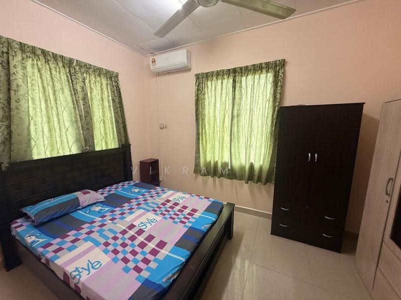 Rumah Teres untuk Disewa di Bandar Country Homes (Rawang) - Vikram . - Bedroom - PropertyGuru.com.my