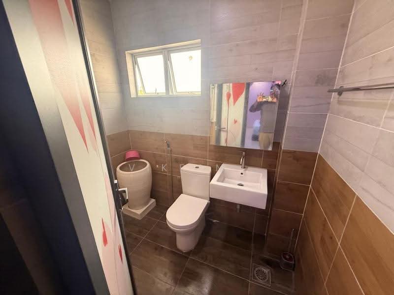 Rumah Teres untuk Disewa di Bandar Country Homes (Rawang) - Vikram . - Bathroom - PropertyGuru.com.my