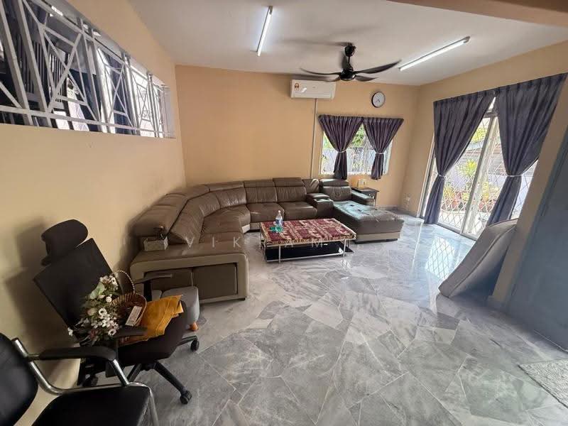 Rumah Teres untuk Disewa di Bandar Country Homes (Rawang) - Vikram . - Living Room - PropertyGuru.com.my